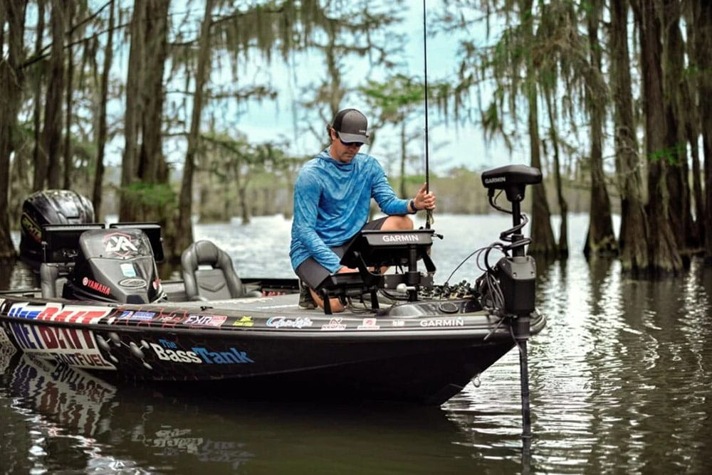 Джастин Хамнер рассматривает свой прицел LiveScope, держа в руке удочку.